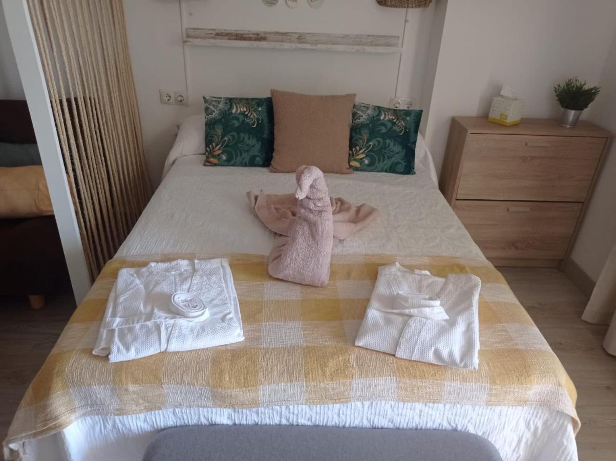Apartamento Totalmente Reformado Con Piscina Y Jardines Al Lado De La Playa De La Carihuela Torremolinos Exterior photo